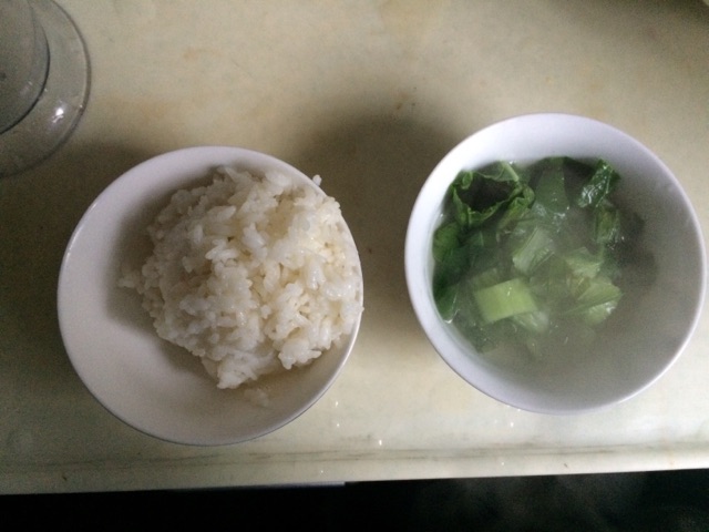 准备一碗白米饭(下午做的,我用的是中午的剩饭)