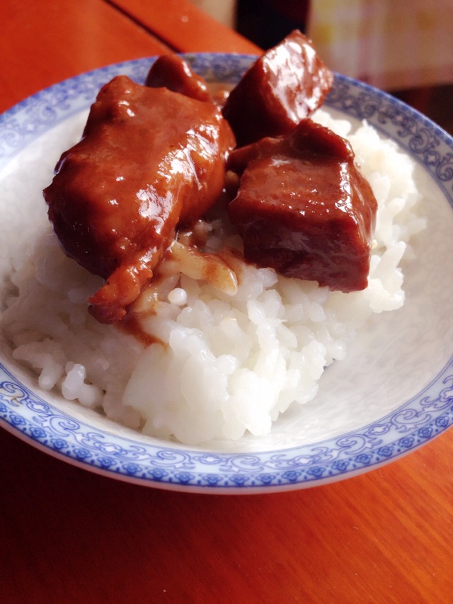 几块肉…配上米饭…不能更美妙拉…p^_)q