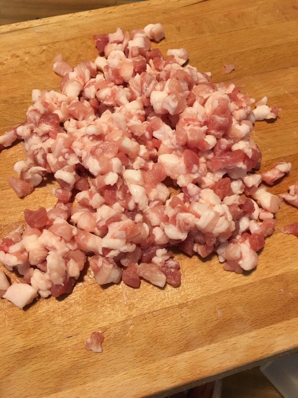五花肉切丁 热水绰一下去浮沫待用