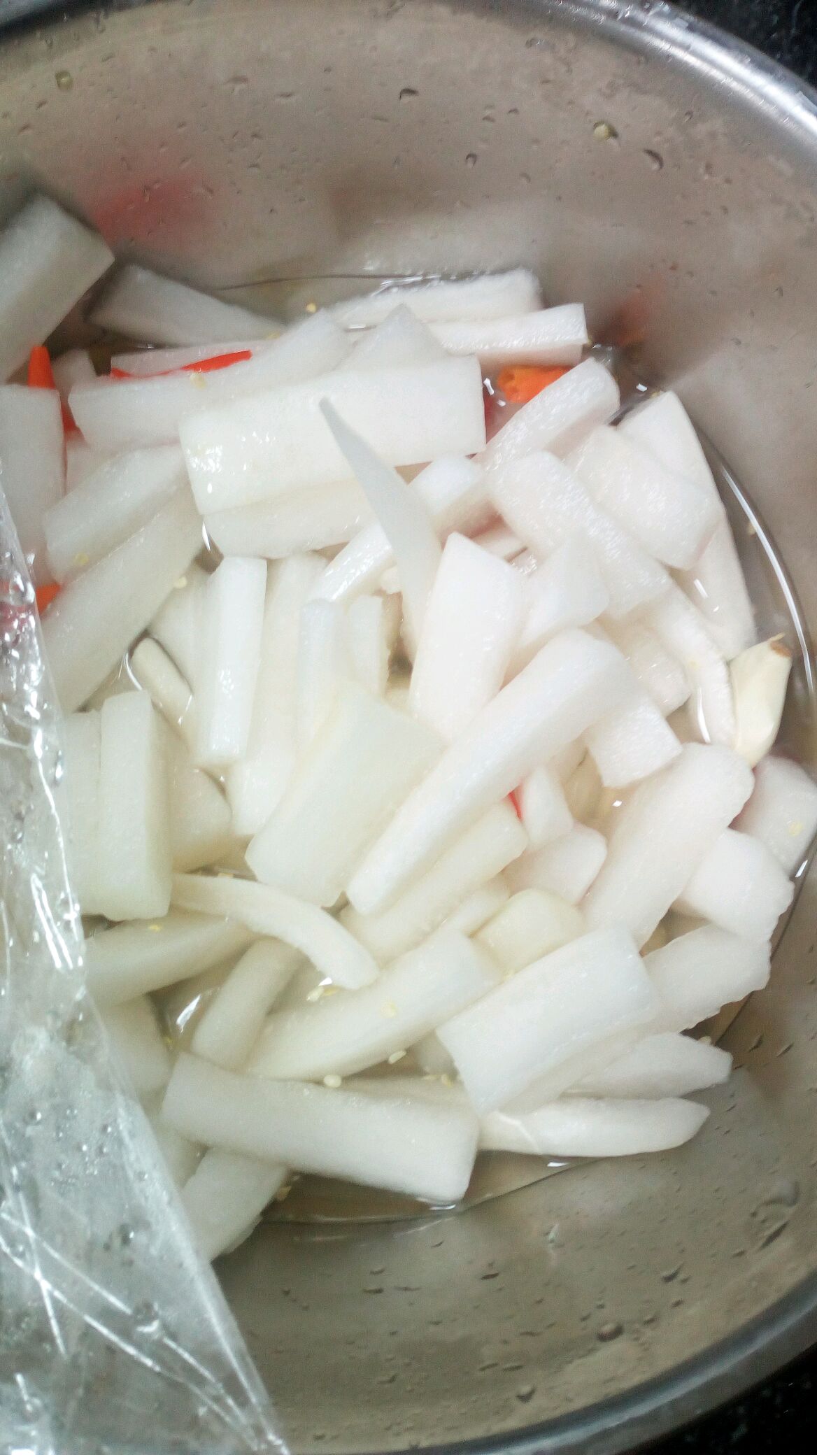 将白萝卜洗净切小块,用盐巴腌制大概2小时,出水 2.