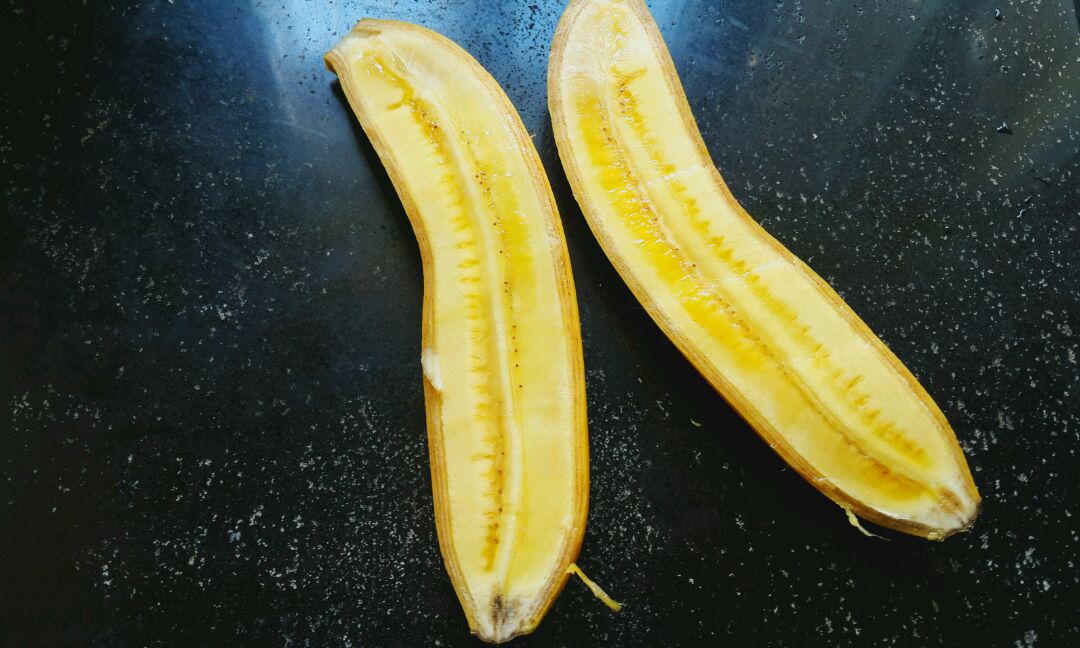 将香蕉对半切开.