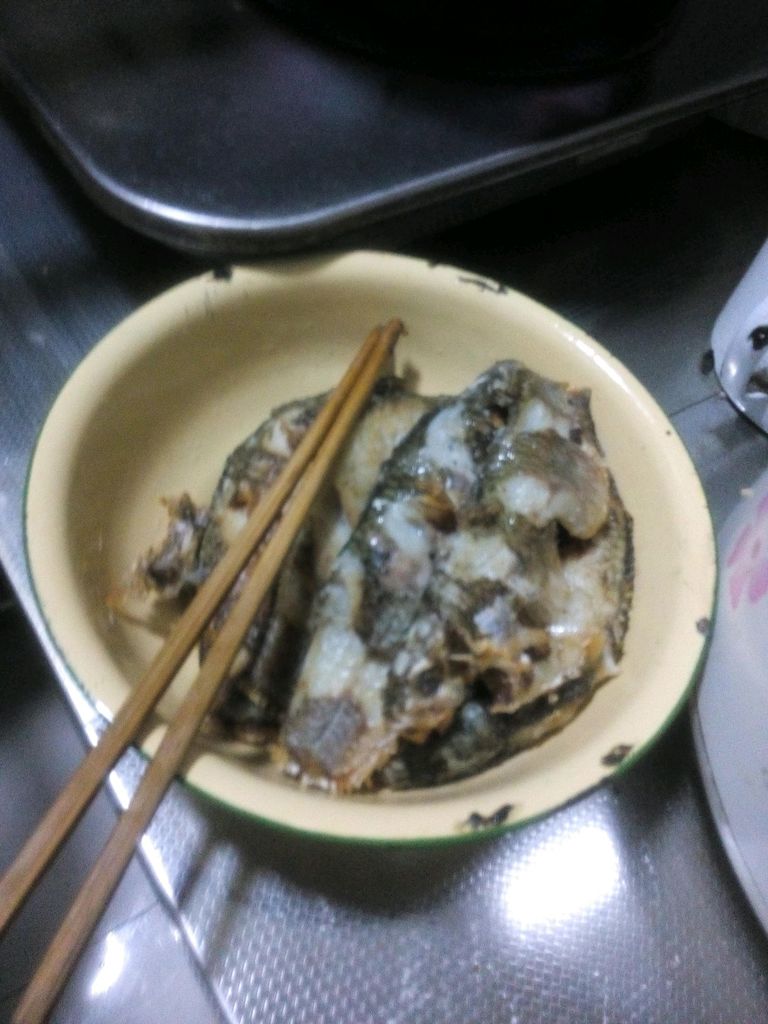 热油,煎鱼至两面金黄,盛出.