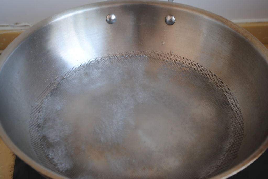 煮一锅开水,水开后将食盐放入开水中.
