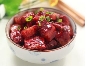 在武汉时吃过这样红艳红艳的红烧肉,红色来自于红曲米,颜色十分火爆.