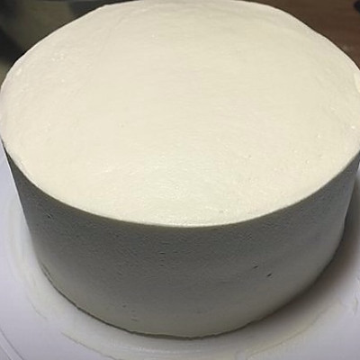 6.将整个蛋糕抹面均匀并且光滑