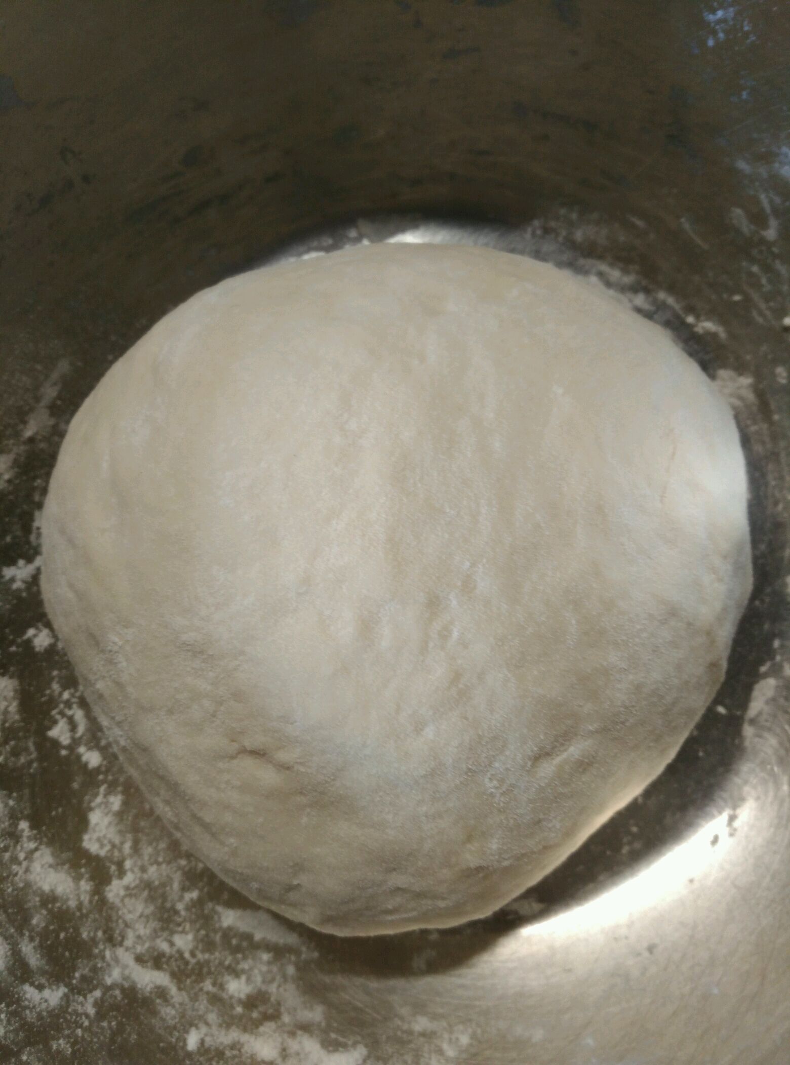 面粉与温水2:1的比例,加入细砂糖,半勺盐,酵母粉搅拌均匀,制成面团