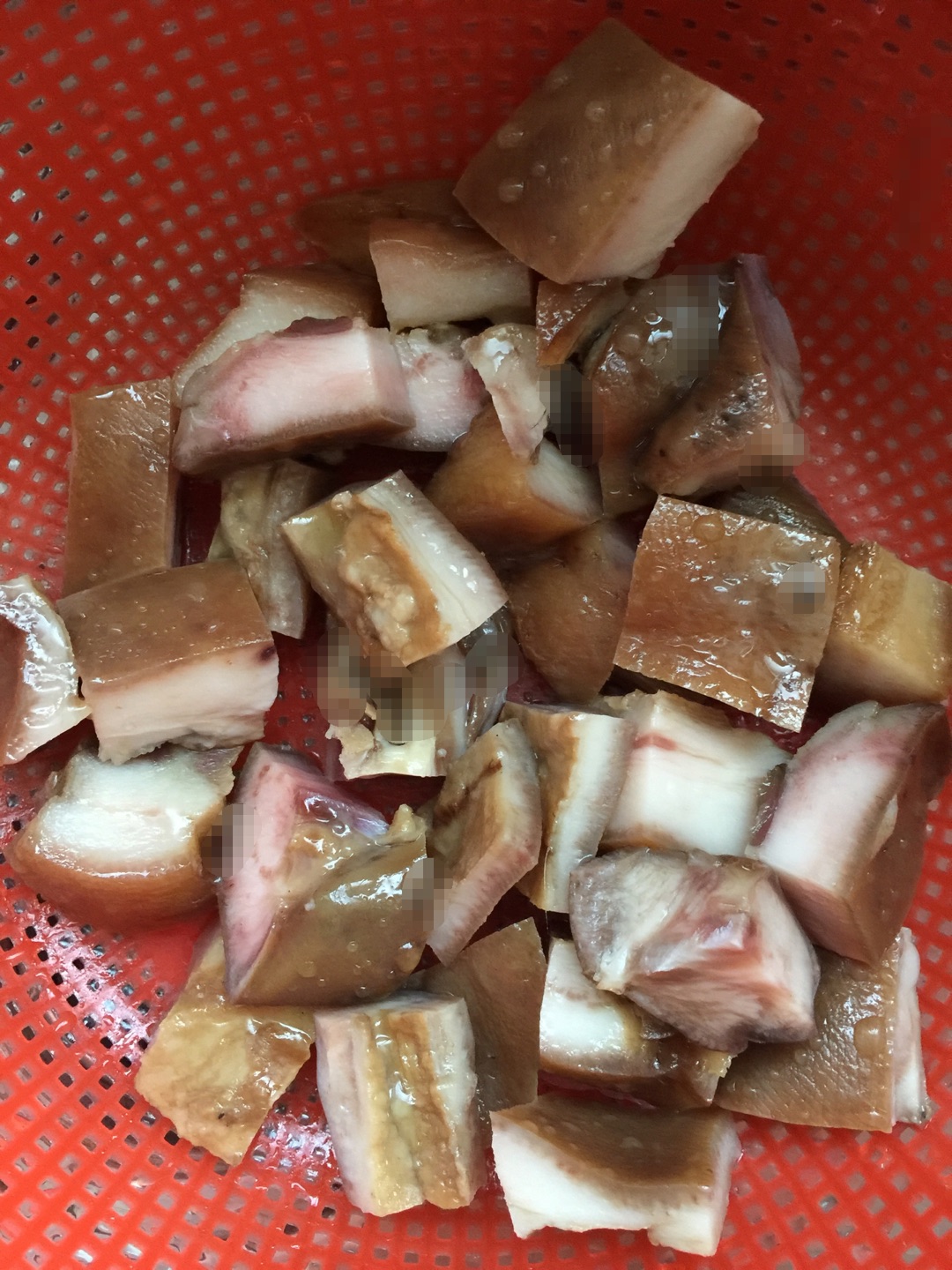 腊肉洗米水浸泡2小时,冲洗干净切块