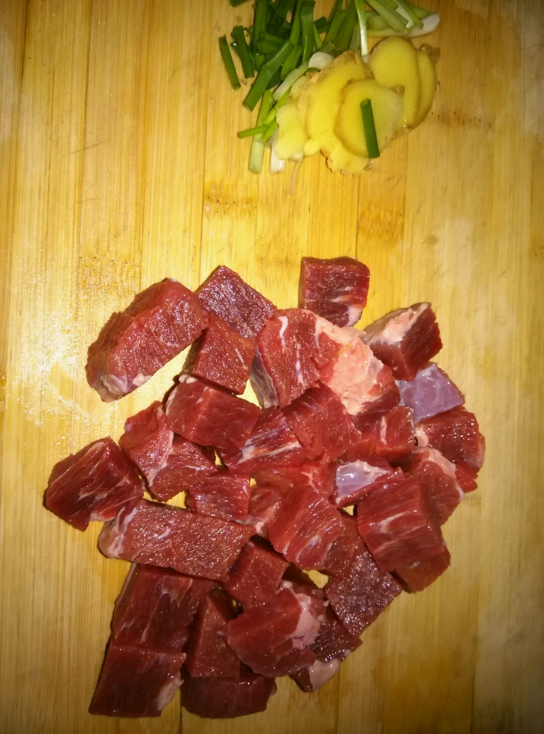 牛肉切块～白萝卜切滚刀块～葱姜大量,去腥味
