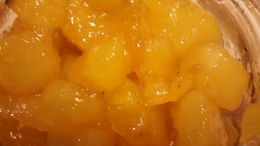 菠萝切块,用糖腌3个小时后,倒锅不停搅拌防止粘锅,熬成色出锅,放