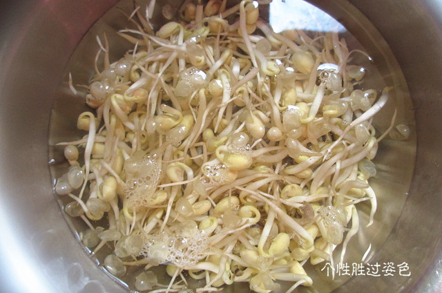 黄豆芽炒肉丝的做法图解1