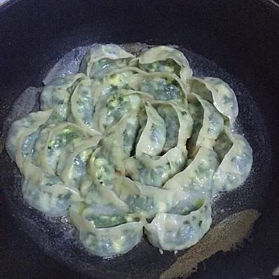 冰花韭菜鸡蛋饺子锅贴煎饺