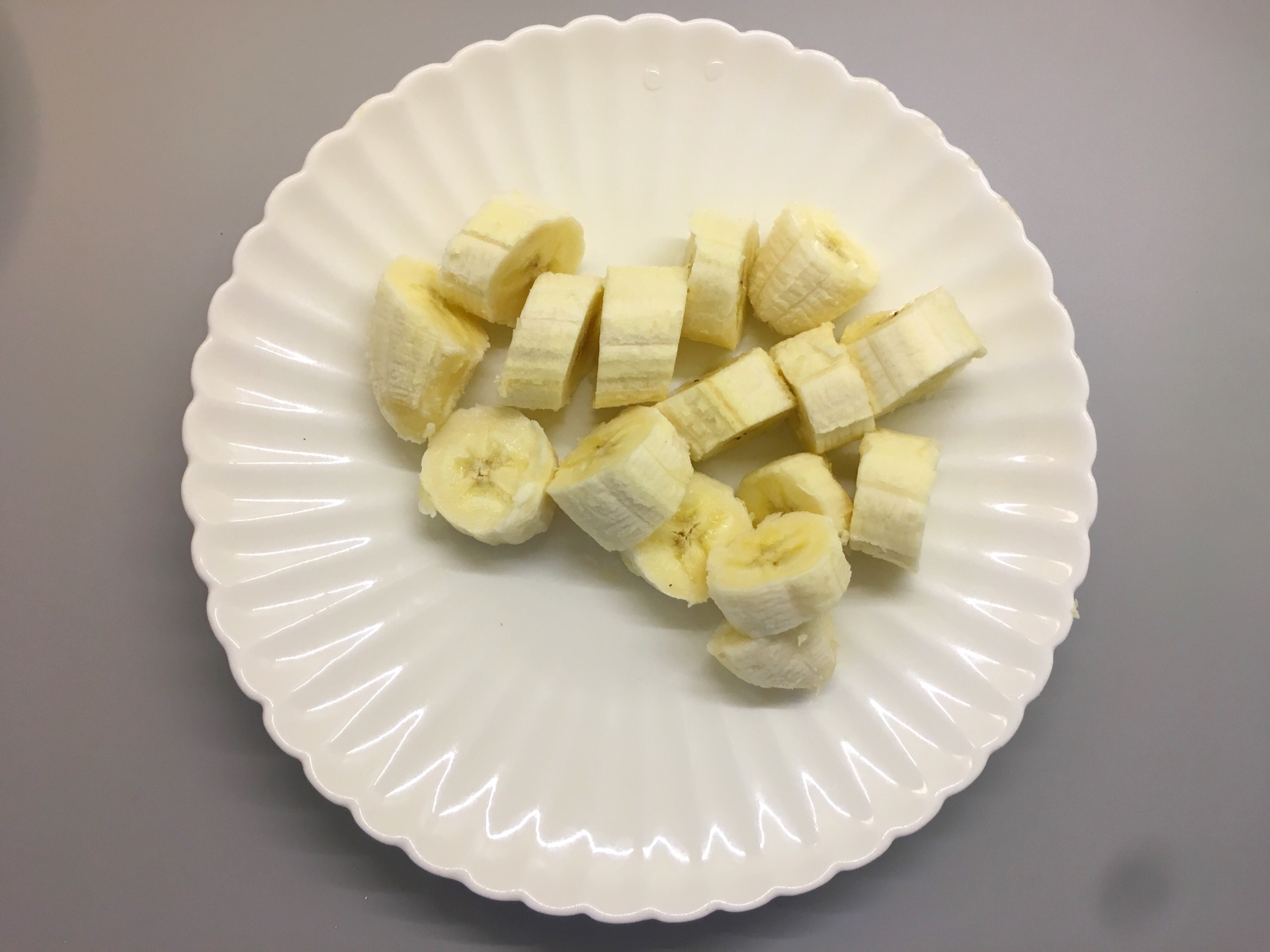 新鲜水果剥皮香蕉摄影图配图高清摄影大图-千库网