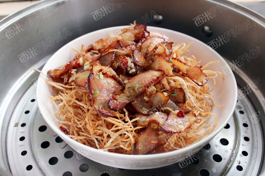 腊肉蒸芋丝
