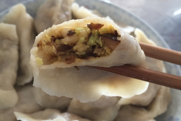 三步搞定白菜香菇饺