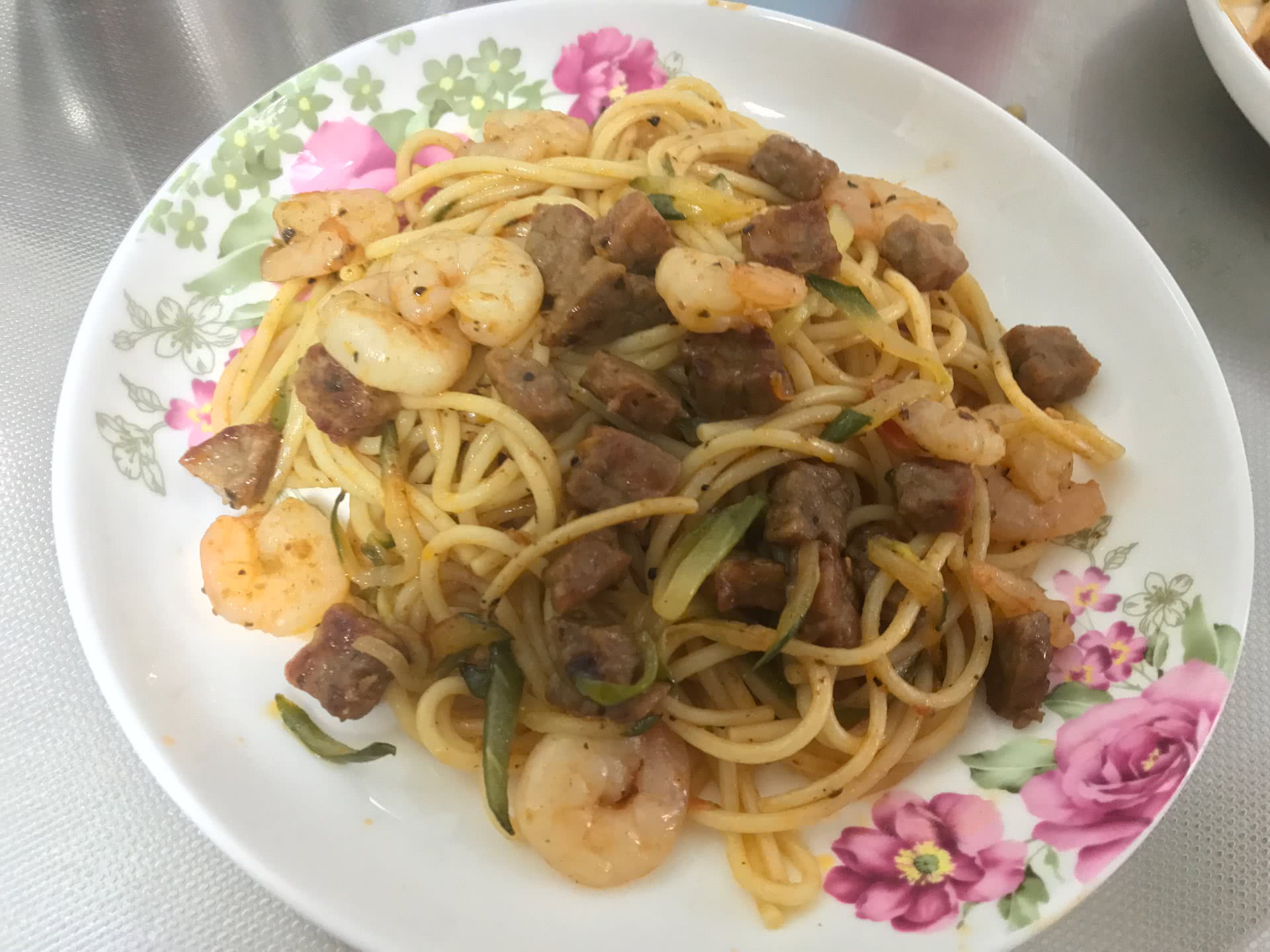 中西结合虾仁牛排炒意面