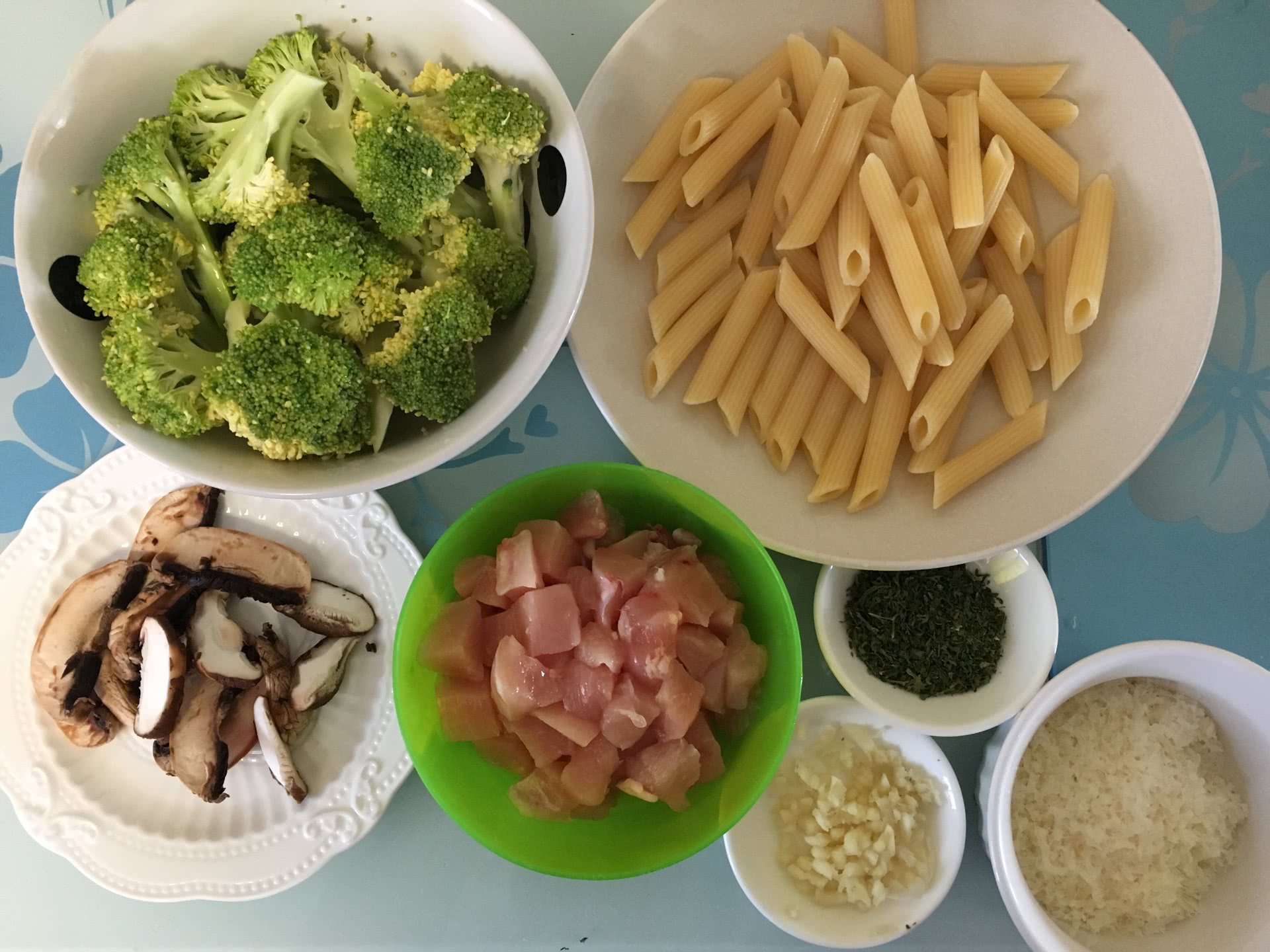 准备食材:意大利面放少许盐和橄榄油煮7分钟左右,蒜切末,西兰花切小