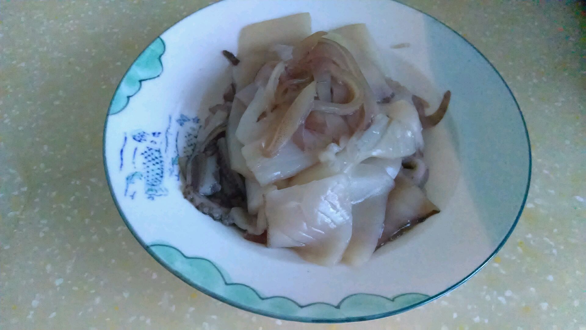 鱿鱼撕掉外面的黑膜,切花刀