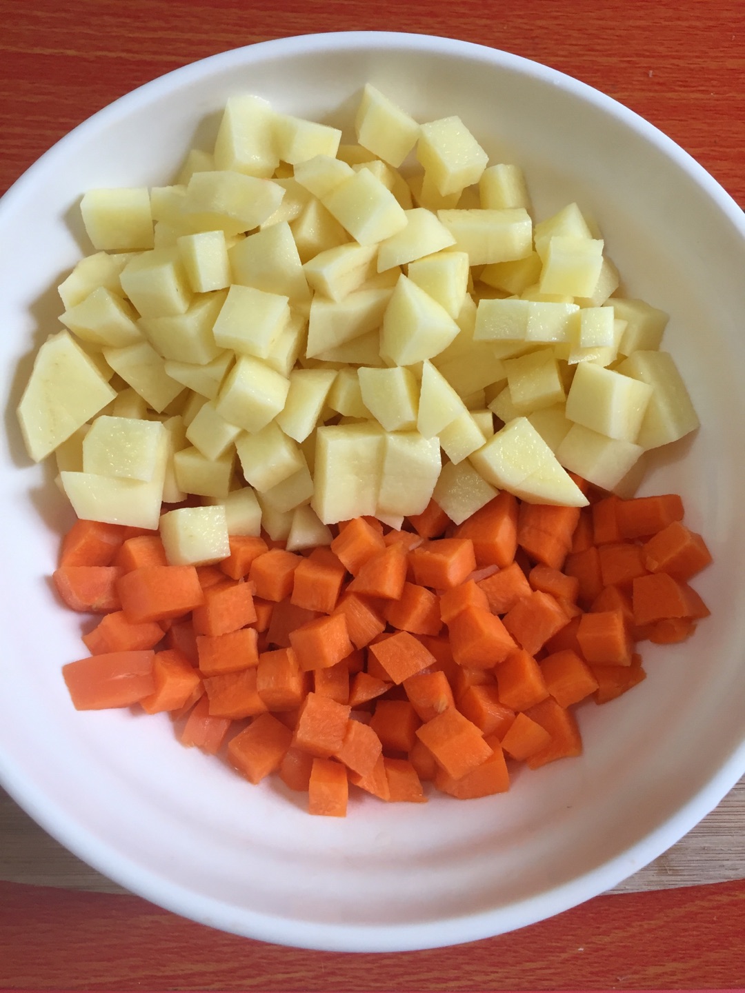 土豆和胡萝卜切丁