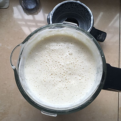 2.黄豆加入1600ml水,放入破壁机按果蔬键打成豆浆汁.