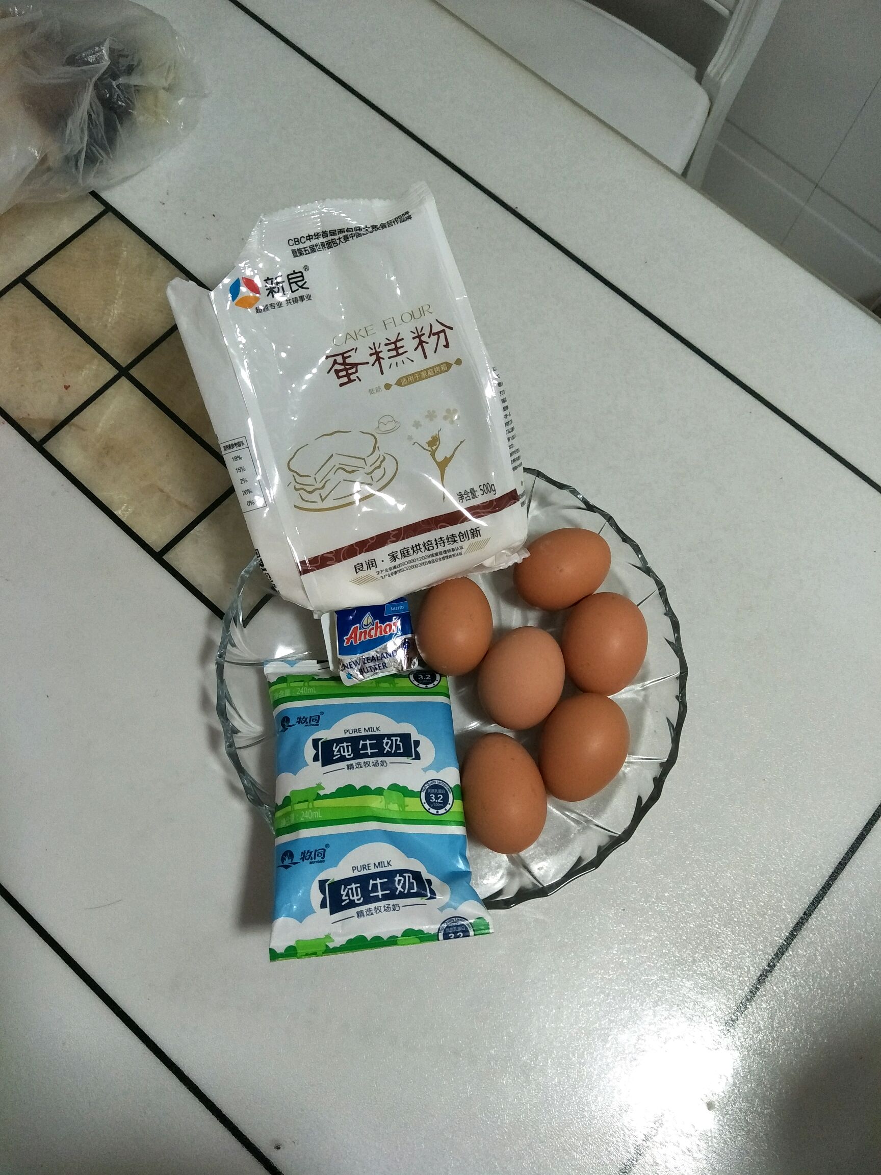 冰箱取出,沿骨缝切开(里面的筋也能烂了) 拿冷水焯焯,焯出血水(更干净) 不用放花生,甜面酱多点干黄酱少点(单放干黄酱咸) 灵宇巷子前肘子10/斤小点的,菜市场8.8/斤19/个 牛肉不选肉多的,干、塞牙 牛肉选胸叉好(一层肉一层筋),牛腱子一般都供饭店 杨姐老公6点去福康里牛肉市场挑选 28/斤 做好冰箱冷冻,第二天想吃,头天晚上拿出放冷藏 第一顿吃牛肉面,加根油菜、第二顿吃土豆炖牛肉 屏幕出现排气F,可以按取消保温,手一直按快速排气等呼吸灯变为绿色,打开锅盖 开盖收汁功能:必须将锅盖打开烹饪