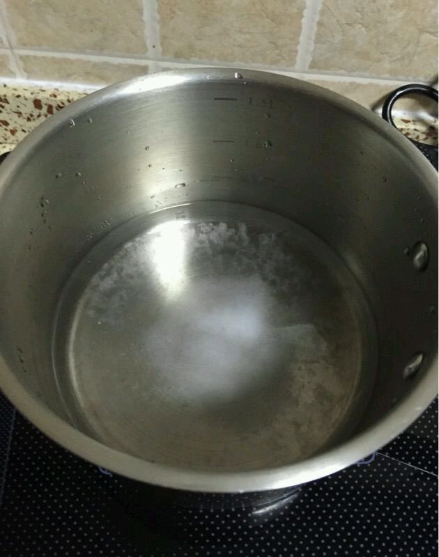 将水,白砂糖,白凉粉一起倒入锅内,用中小火煮至沸腾立即关火!
