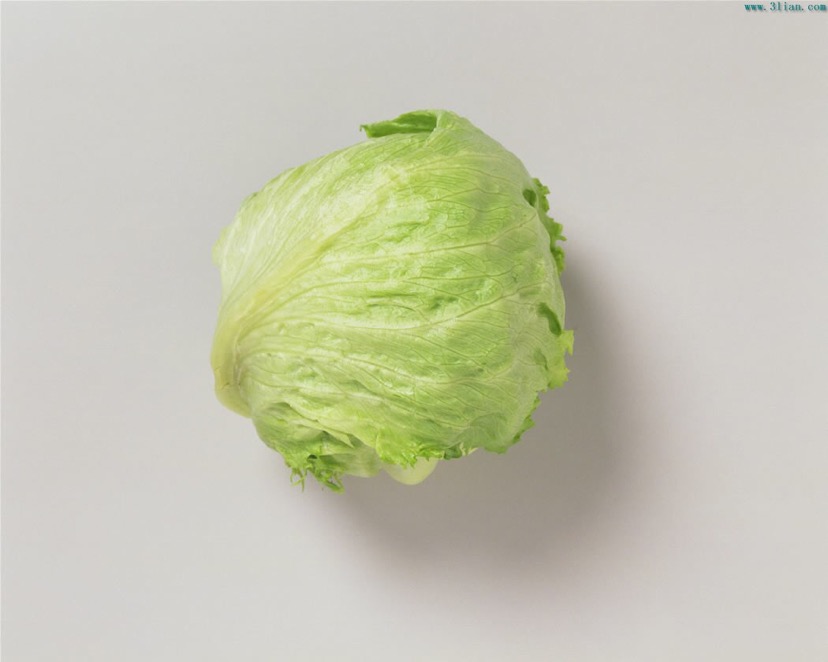紫甘蓝和大头菜或西生菜切丝备用.