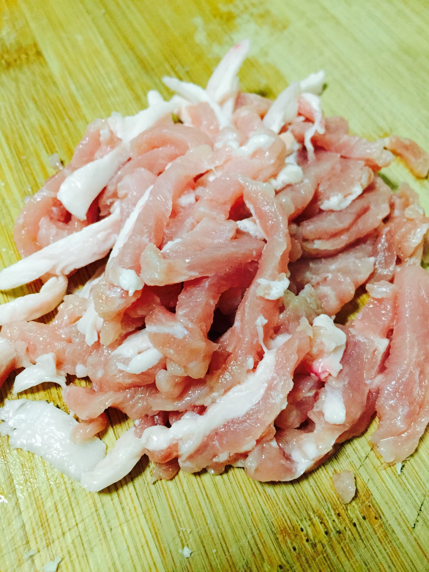 五花肉切丝,喜欢吃素的可以不加肉