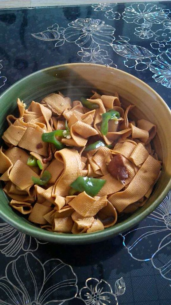时间:10分钟左右 - 准备食材 - 豆腐皮 1张 辣椒 适量 红烧