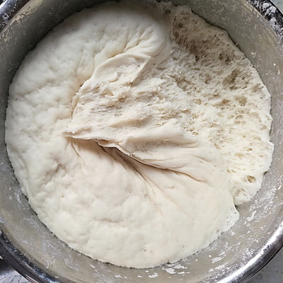 2-3小时左右,面团发酵至两倍大就可以了,发酵好的面团应该是蜂窝状