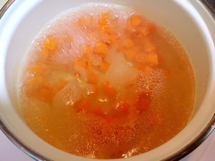 胡萝卜和豌豆先用水煮到8分熟,滤水待用