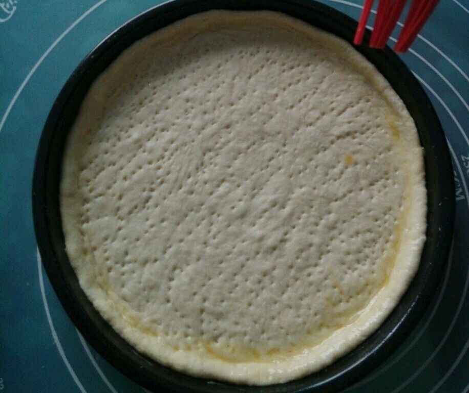 用叉子在面饼上叉些小孔,防止饼皮在烘烤过程中,中间凸起,用刷子在饼