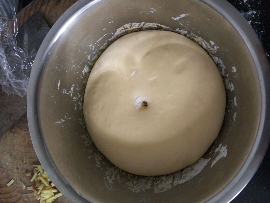 面团揉好后放入烤箱内发酵60分钟,用沾了面粉的手指按压,周围不塌陷
