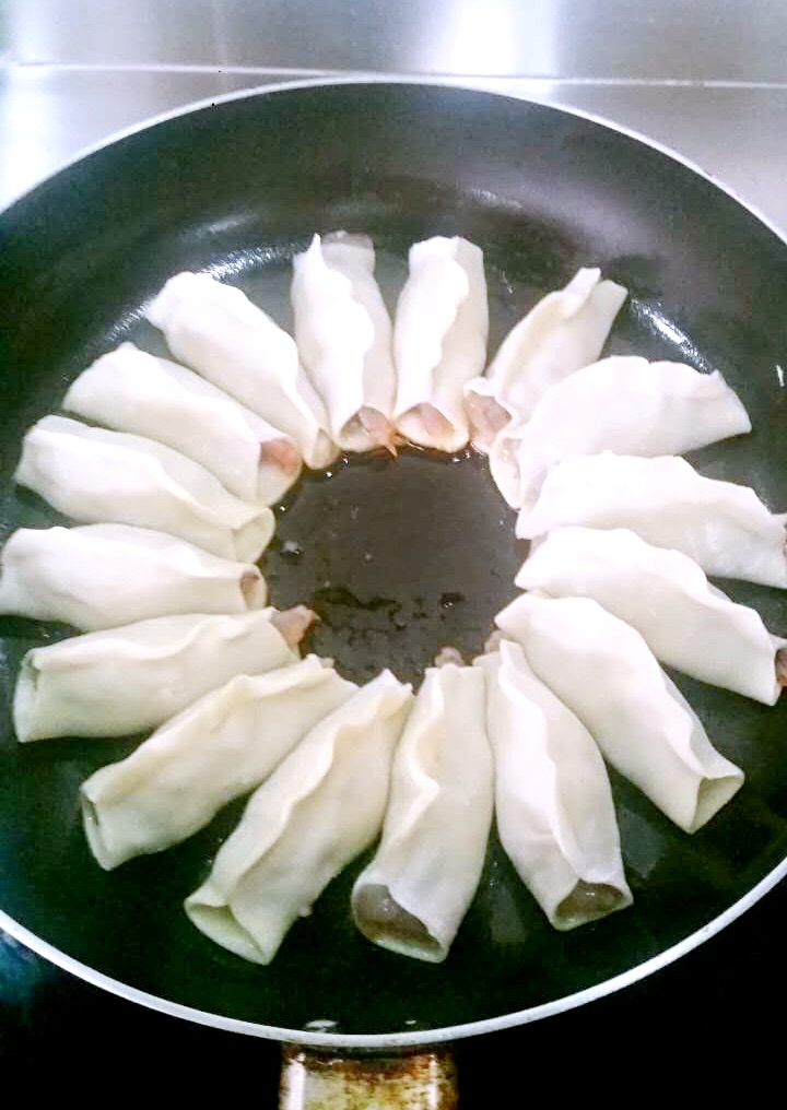都包好后,平底锅烧热放油,将饺子码放好,开中火.略煎,底部焦黄就行.