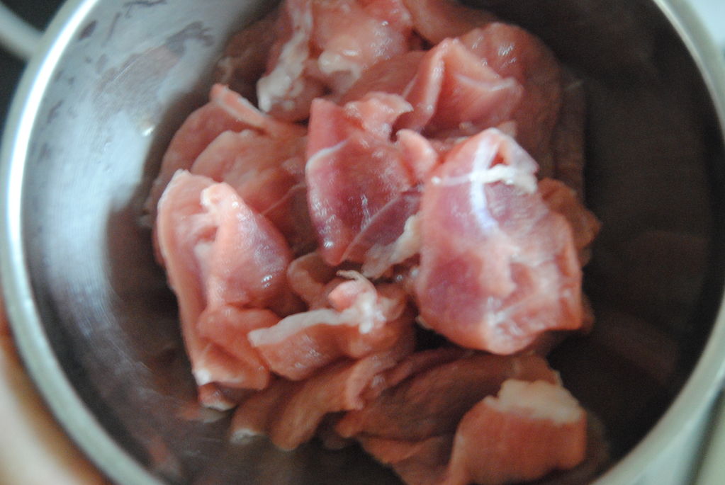 把切好的瘦肉片放入,肉片颜色变了之后