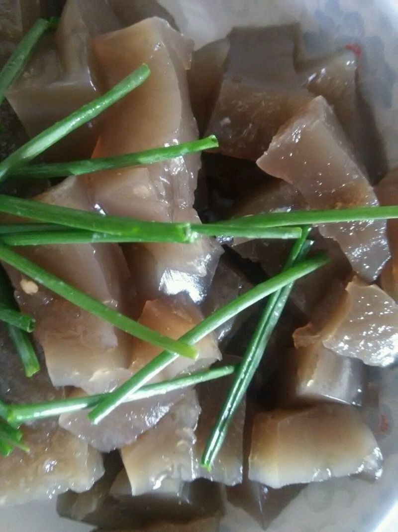 2,锅里加三碗水,烧到冒泡泡了,把搅拌好的红薯粉糊倒进锅里,用筷子