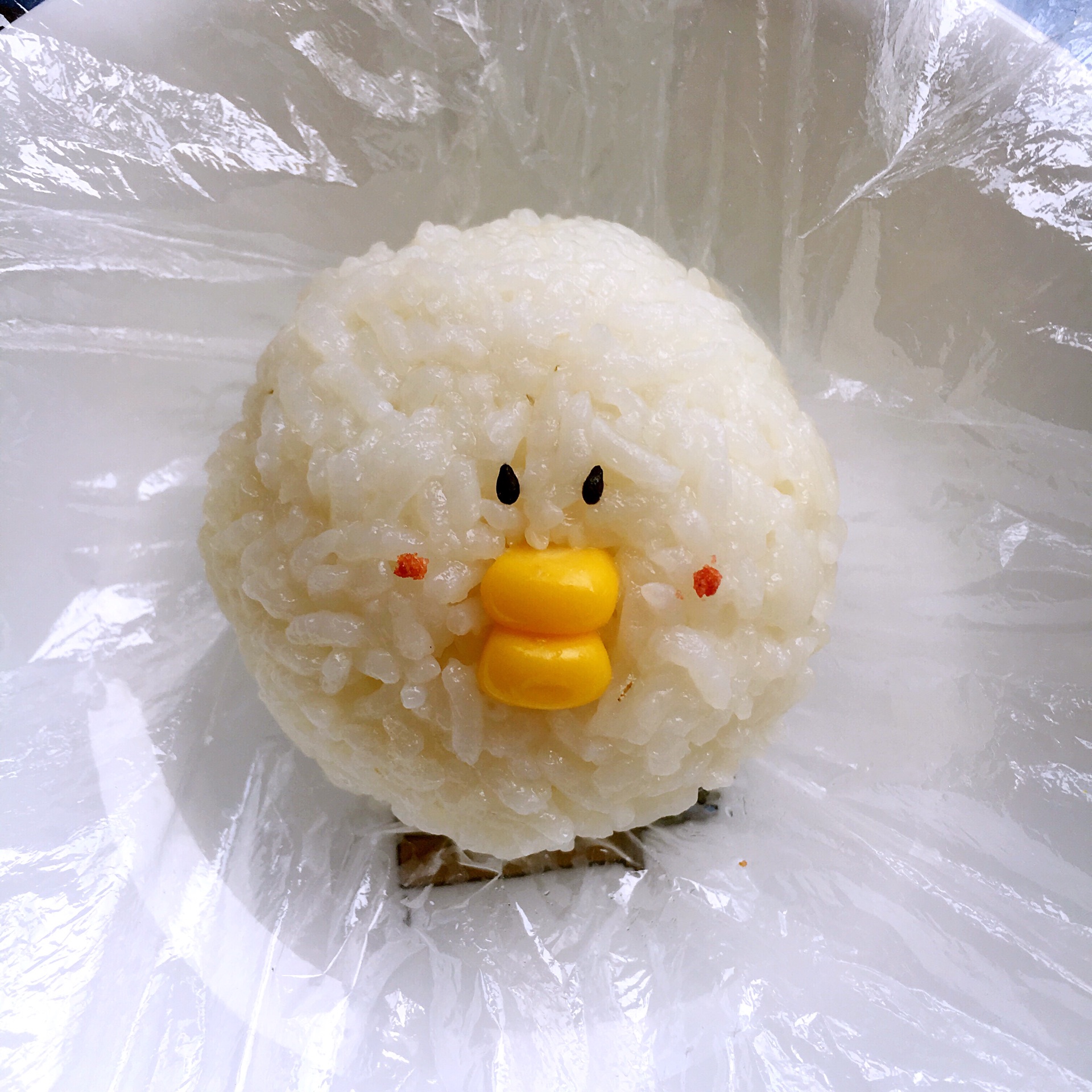 日常生活中,经常喂孩子吃饭的家长最能体会为宝宝选择餐具的艰难:用久的餐具表面会被勺子刮出划痕,太影响美观,就连宝宝都会嫌弃;而有的餐具是塑料材质,外表美则美矣,又不能高温,材质有毒,用起来难免繁琐,给宝宝的东西,总归是要小心再小心,Corelle Peanuts系列玻璃餐具首先凭外观就足以征服小朋友的心,Snoopy和它的诸多小伙伴一同登场,灵动卡通的造型,熟悉的漫画场景,暖暖的画风,让宝宝也更有食欲了。而一件好的产品是内外兼修,除了外观, Corelle Peanuts系列玻璃餐具表面坚硬细致,耐刮划,