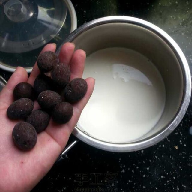 500ml牛奶,巧克力适量,搅拌煮至微沸.晾温备用