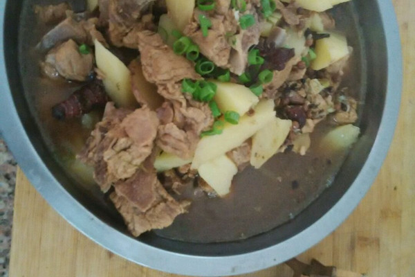 大盆家常土豆炖排骨的做法