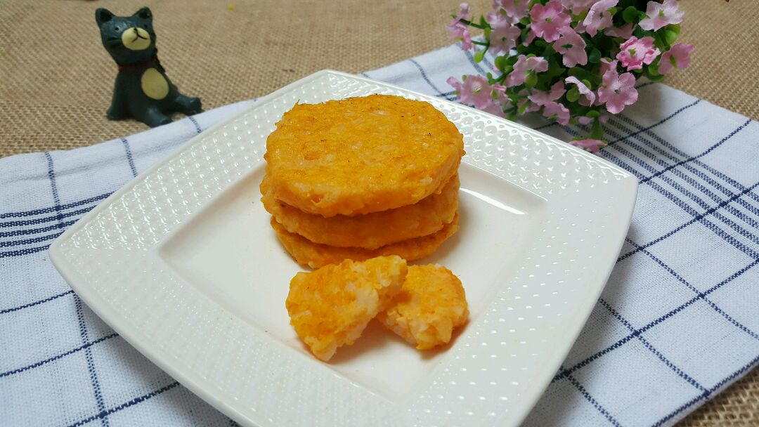 普通米饭吃腻了换个吃法好吃又营养黄金三文鱼米饼