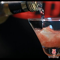 倒入四分之一杯锐澳鸡尾酒
