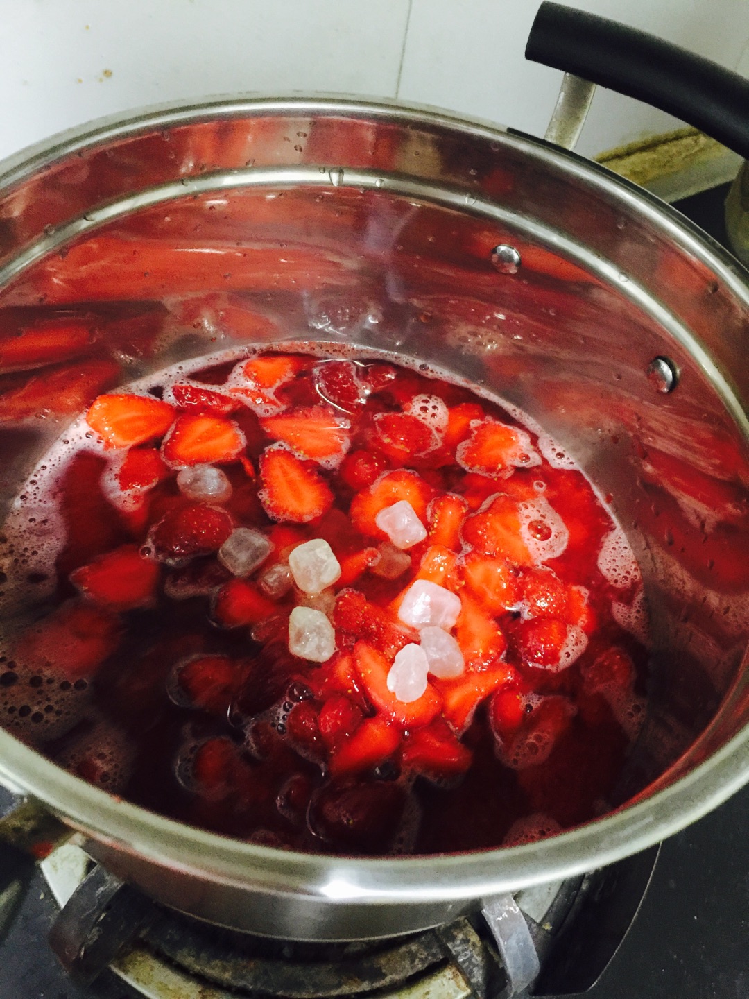 将变软的草莓倒入锅内,加少量冰糖熬制半个小时,即可出锅!