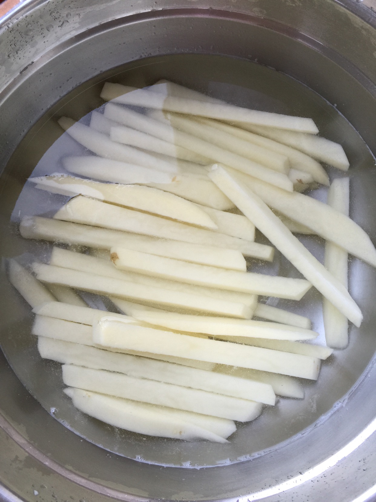 土豆切条 冷水洗两遍 盐水泡20分钟