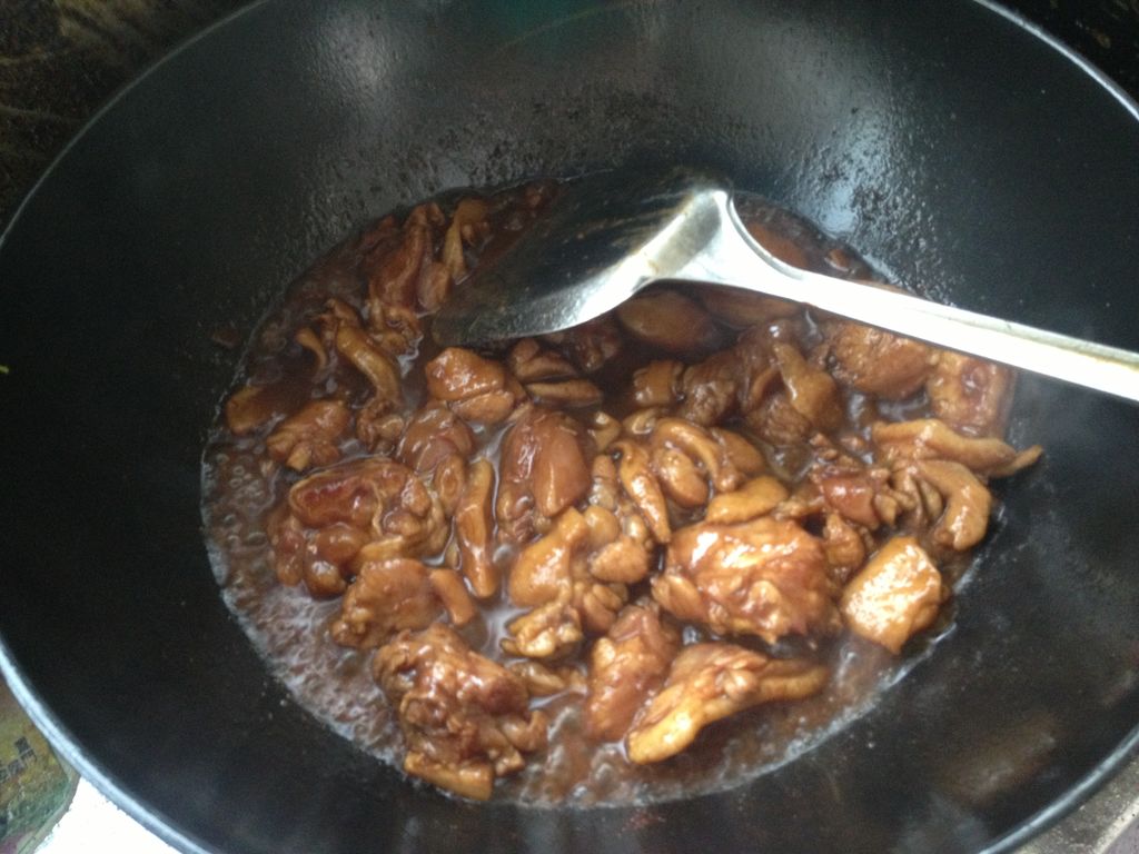 翻炒倒入好的面条,鸡块腌制豆瓣酱快速加入.同时做豆浆图片