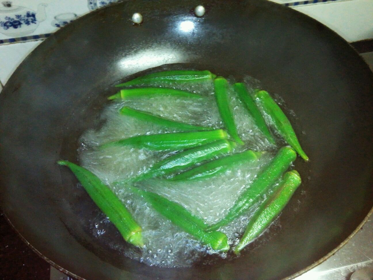 烧开水,把秋葵倒入开水里,煮约3分钟,用筷子夹起.