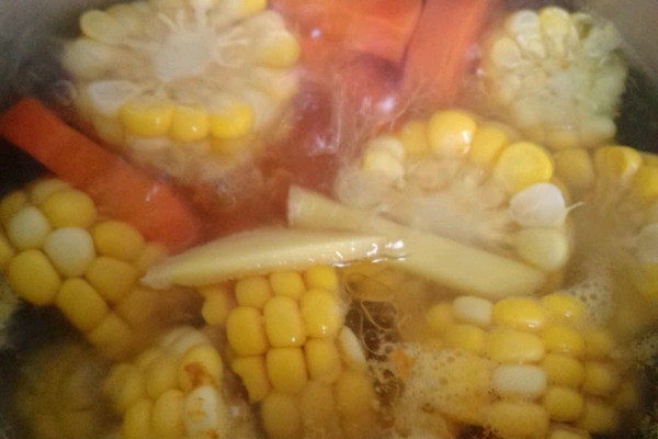 <单人双人小厨房>简易美味玉米胡萝卜汤的做法