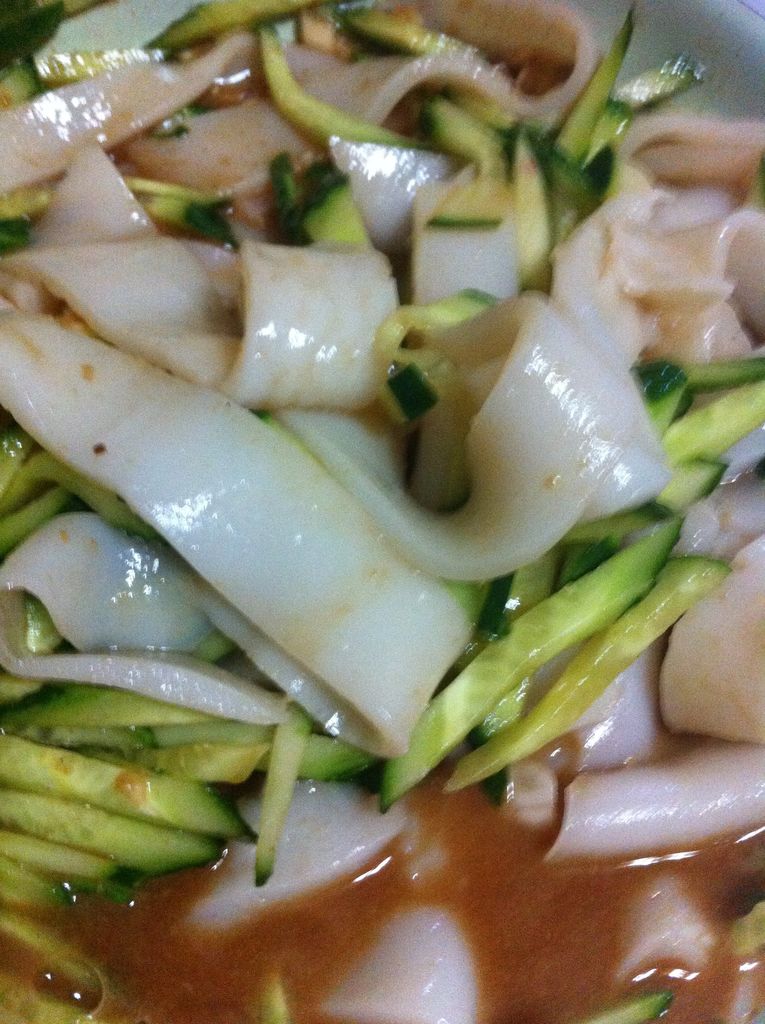 将黄瓜切丝,放入凉皮,做料汁:一小碗盐水(根据个人口味),加入大蒜末
