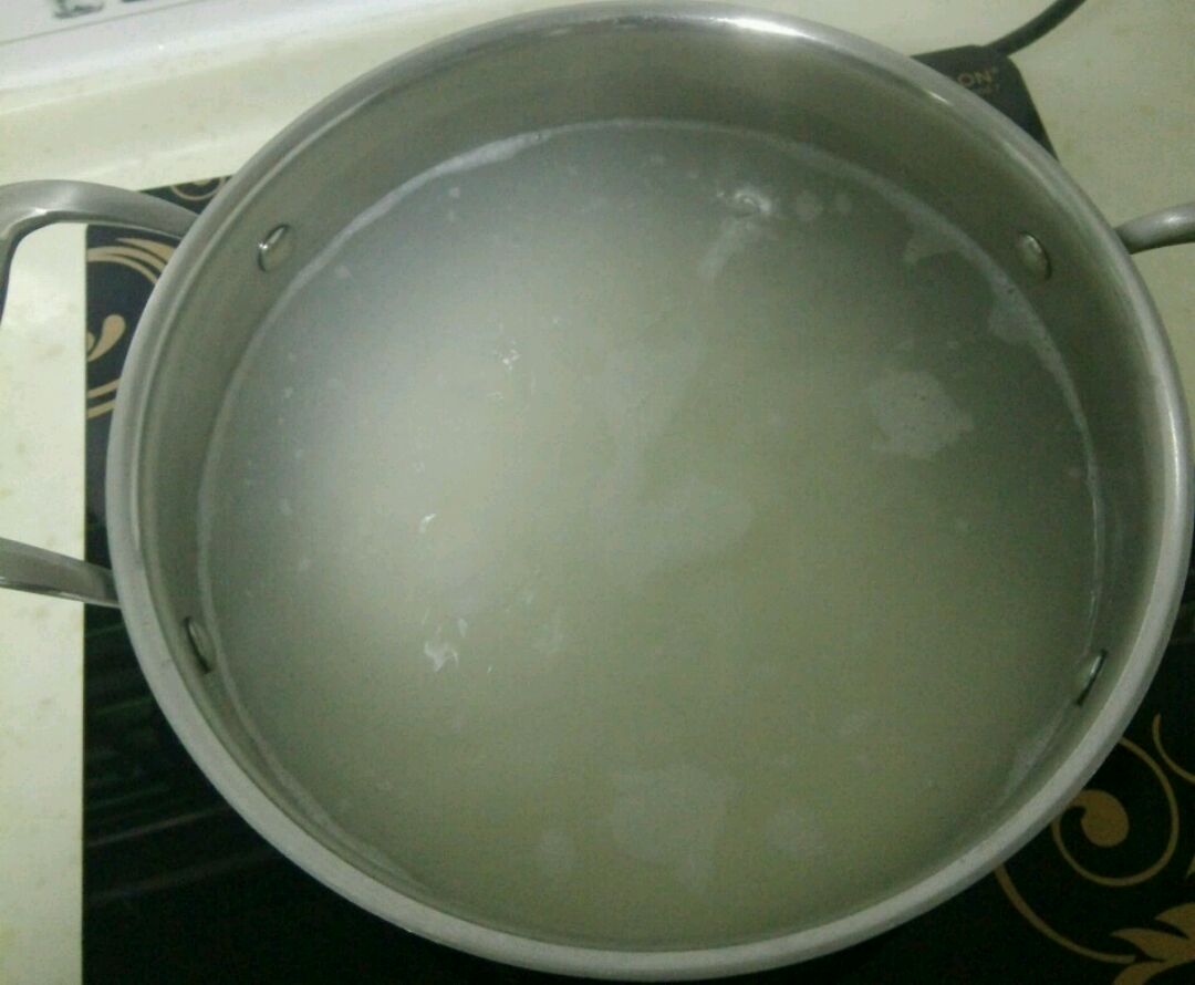 锅内注入适量清水煮沸,将泡好的米放入煮沸的水内,中火,煮约2分钟