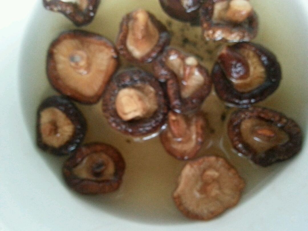 水发好冬菇,洗干净杂质.