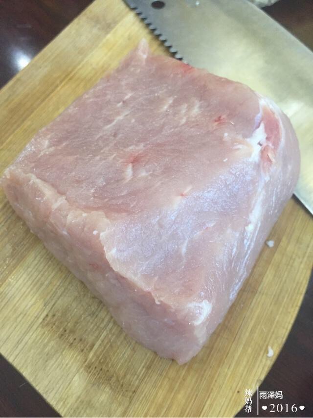 里脊肉把上面带着肥肉都切扔掉