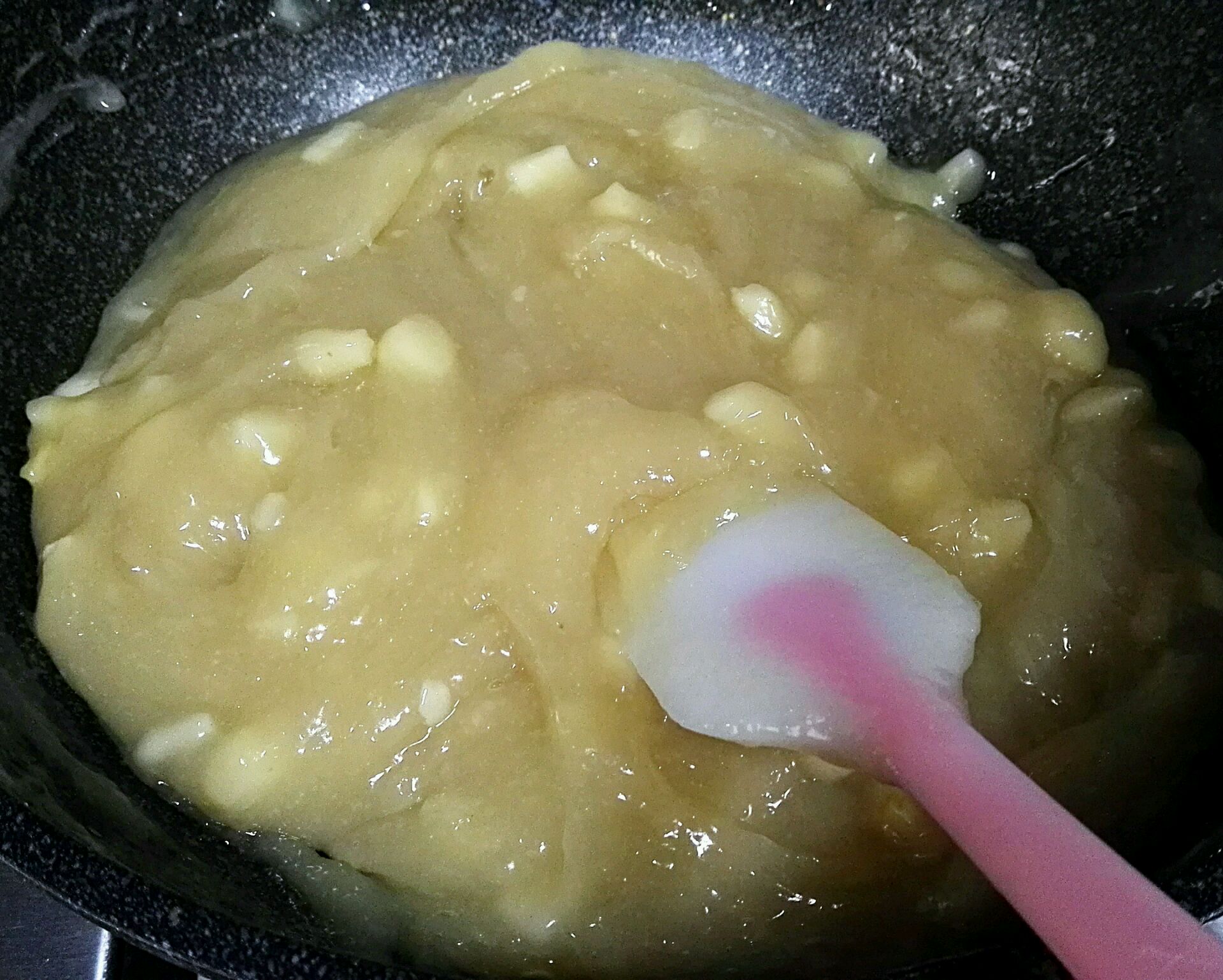 烘焙专用的硅胶铲搅拌这种黏糊糊的东西特别好用.